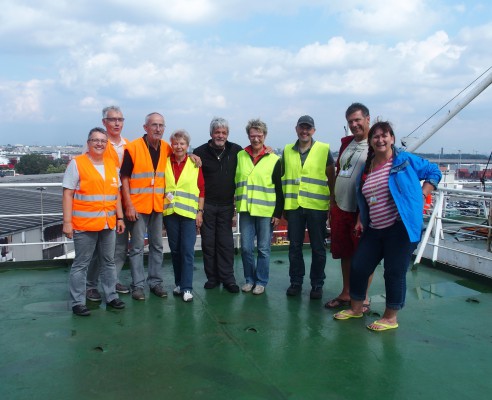 Reisegruppe auf dem Frachter